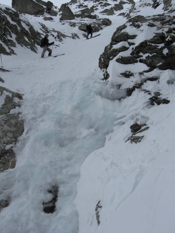 Le ressaut du bas : Mieux vaut pas se la coller en sautant la cascade...