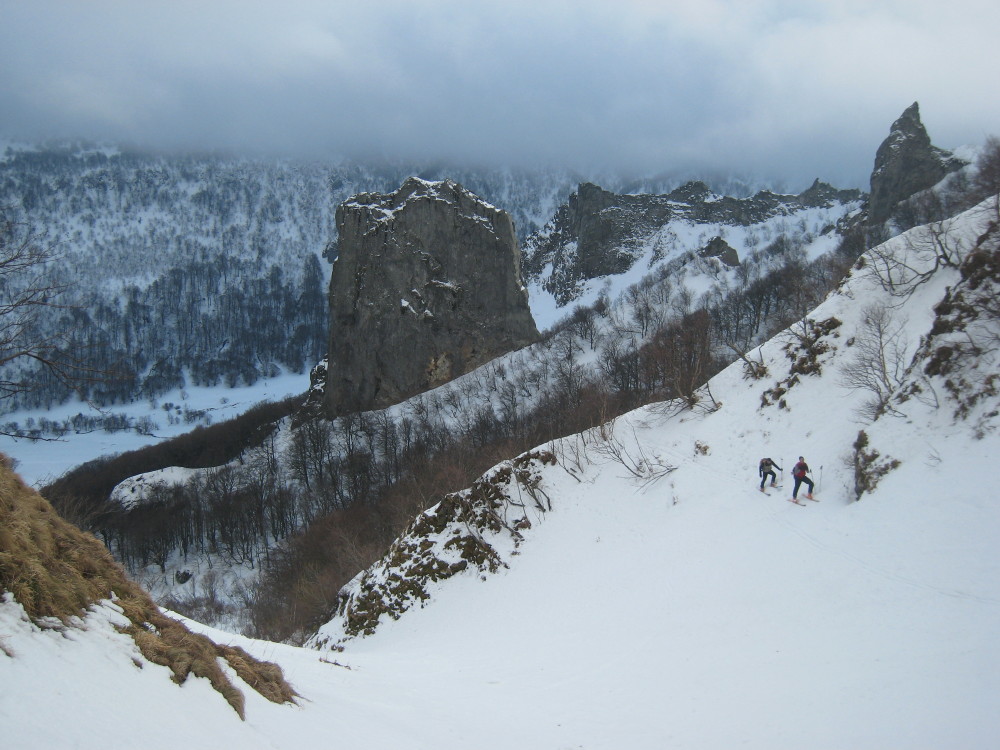 Au-dessus de la cascade : Vue sur la north face de la Rancune.