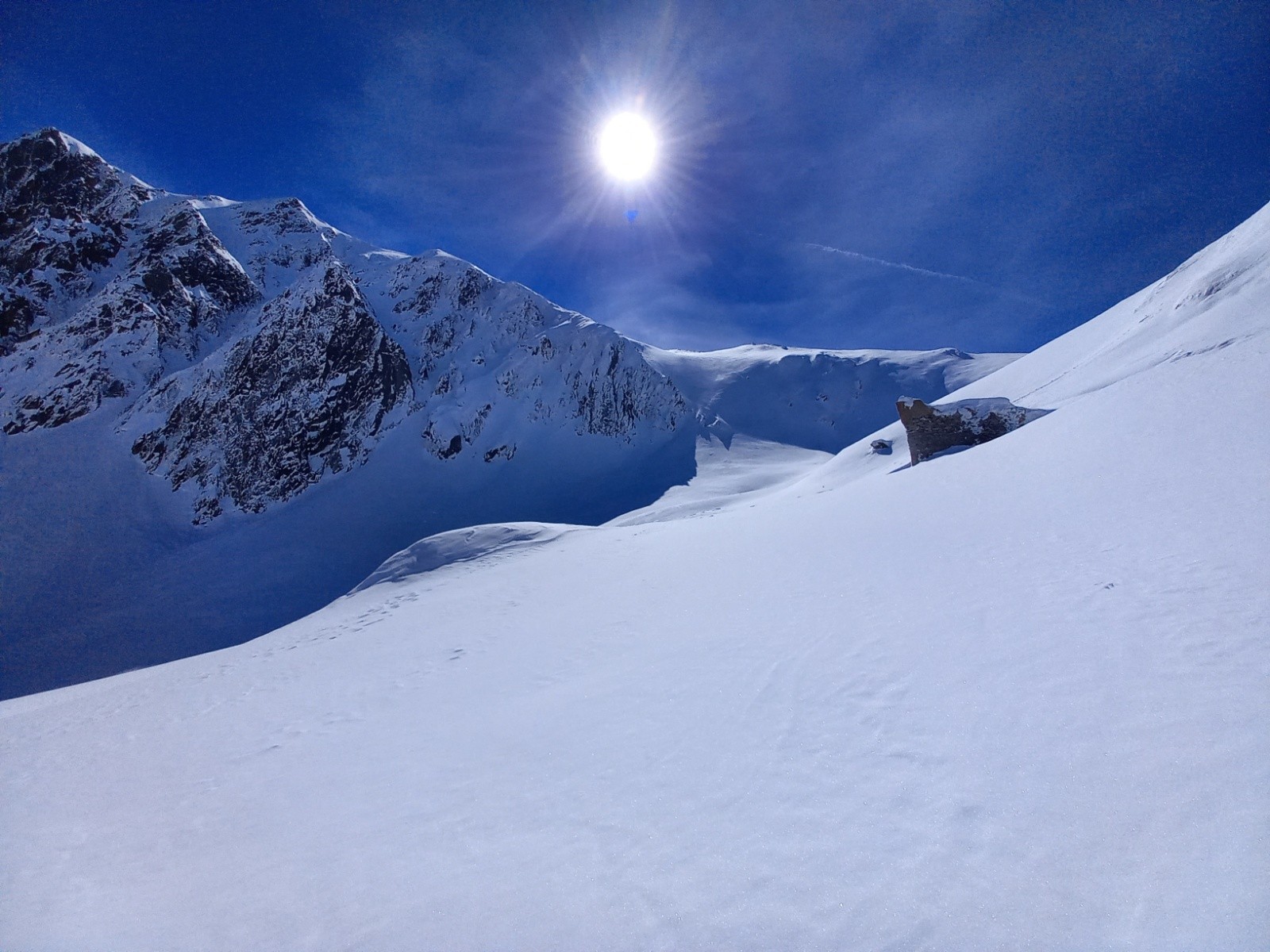 &nbsp;Curieuse proue du navire devant le col de Collalunga&nbsp;