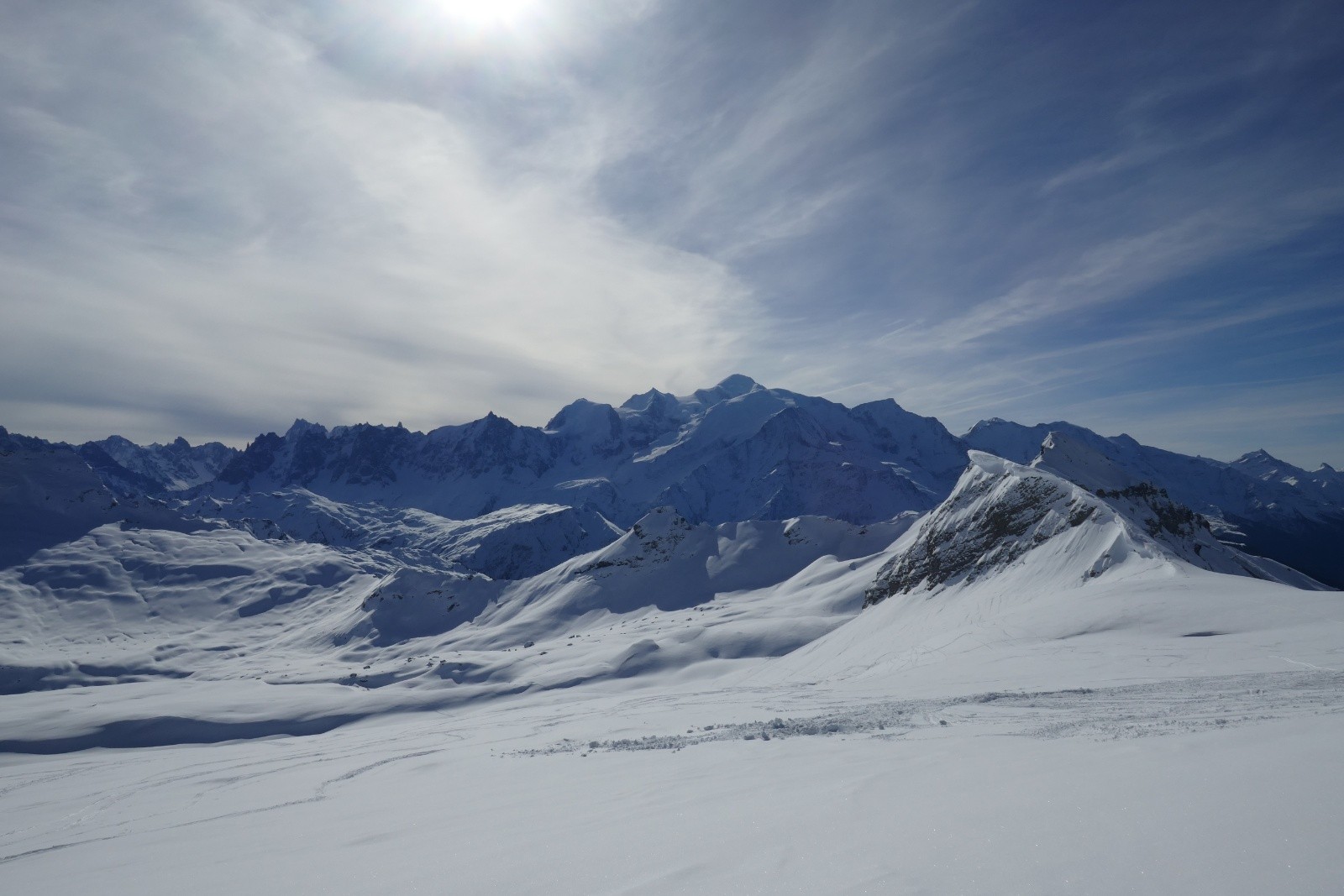 Début de la descente vers le vallon de Sales, ciel voilé, massif du Mont Blanc au fond