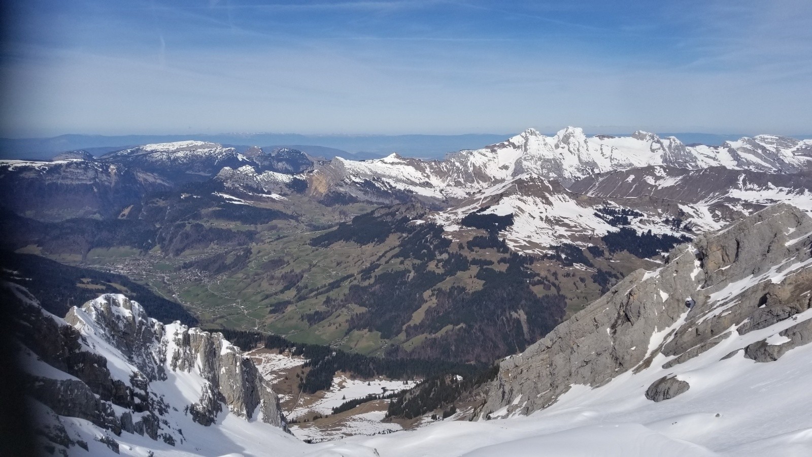 Vallée bien sèche, dominée par les Bornes