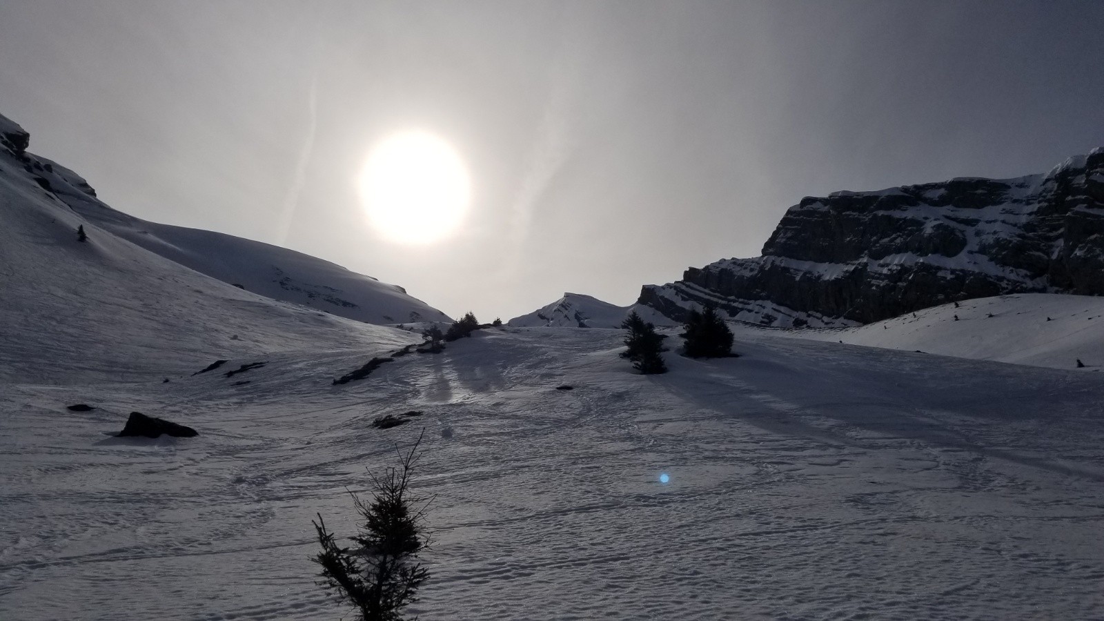 Soleil voilé dans la combe