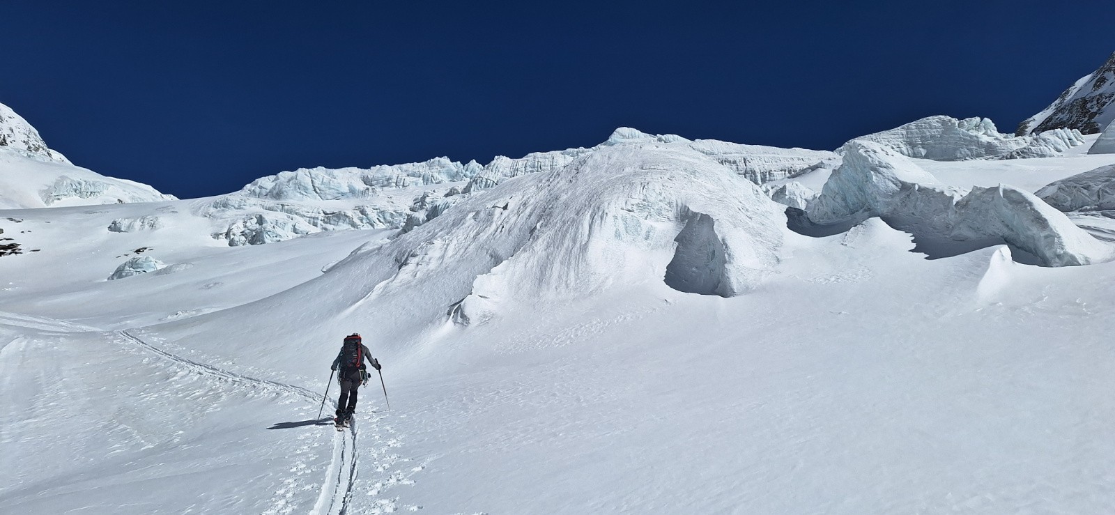 Franky sous les sérac Glacier de la Serpentine