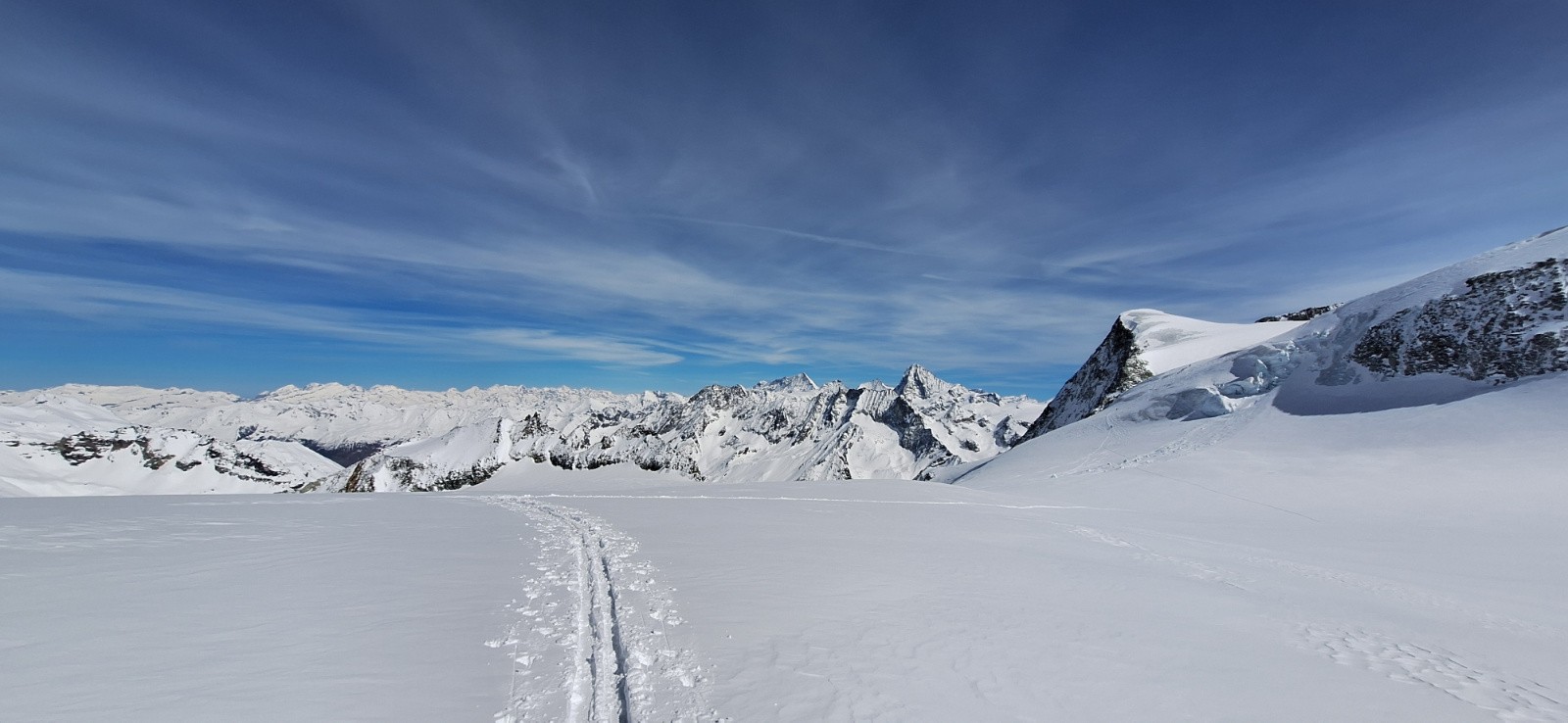 Au col de la Serpentine avec en fond le sommet Pigne d'Arolla