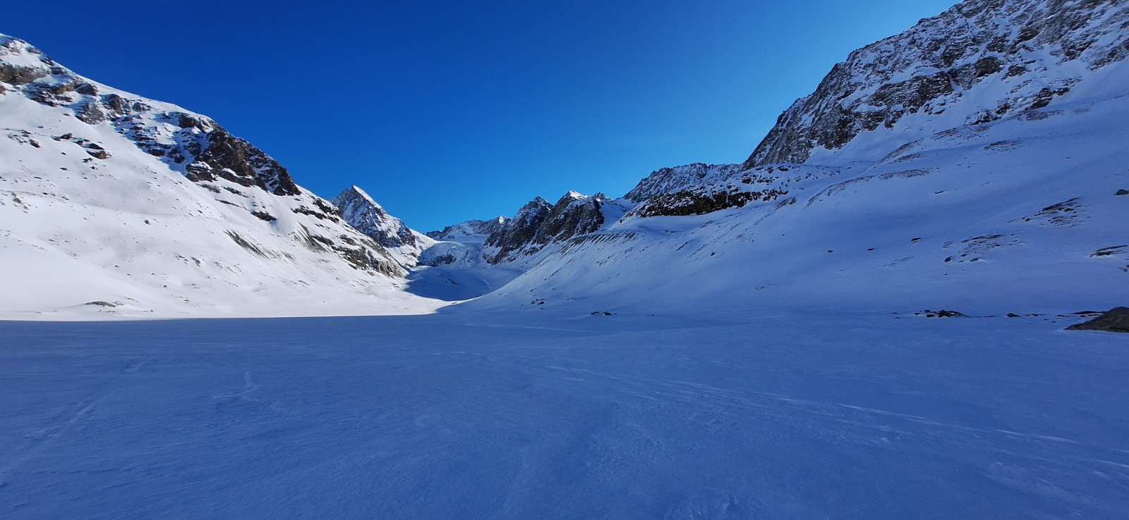 Le Glacier du Brenay à droite au fond… on part à gauche !