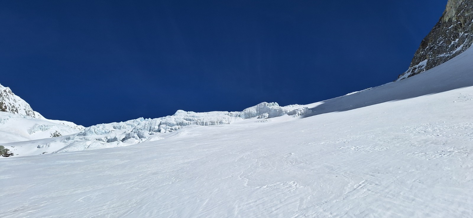 Le passage sous les sérac Glacier de la Serpentine