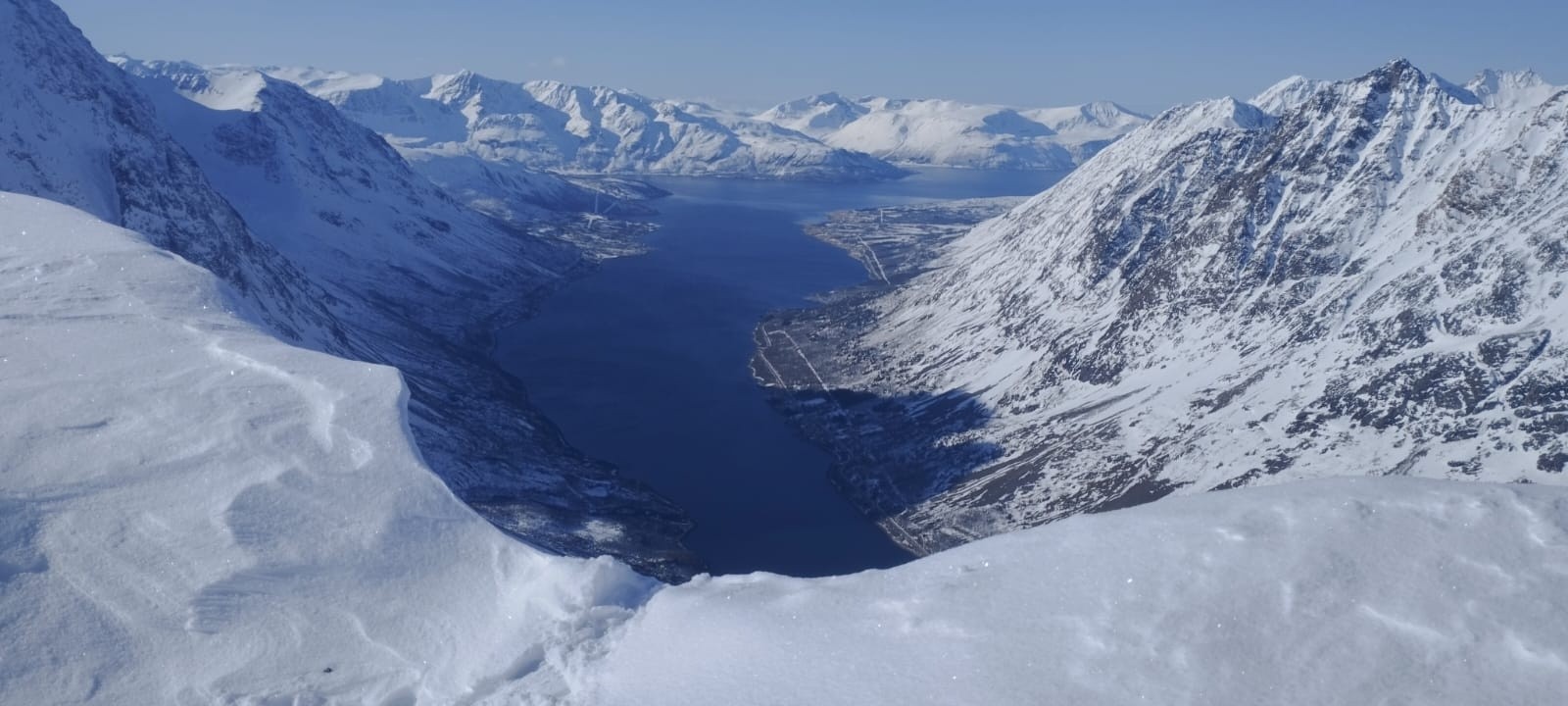  Au sommet du Rornestinden, vue sur le fjord Kjosen