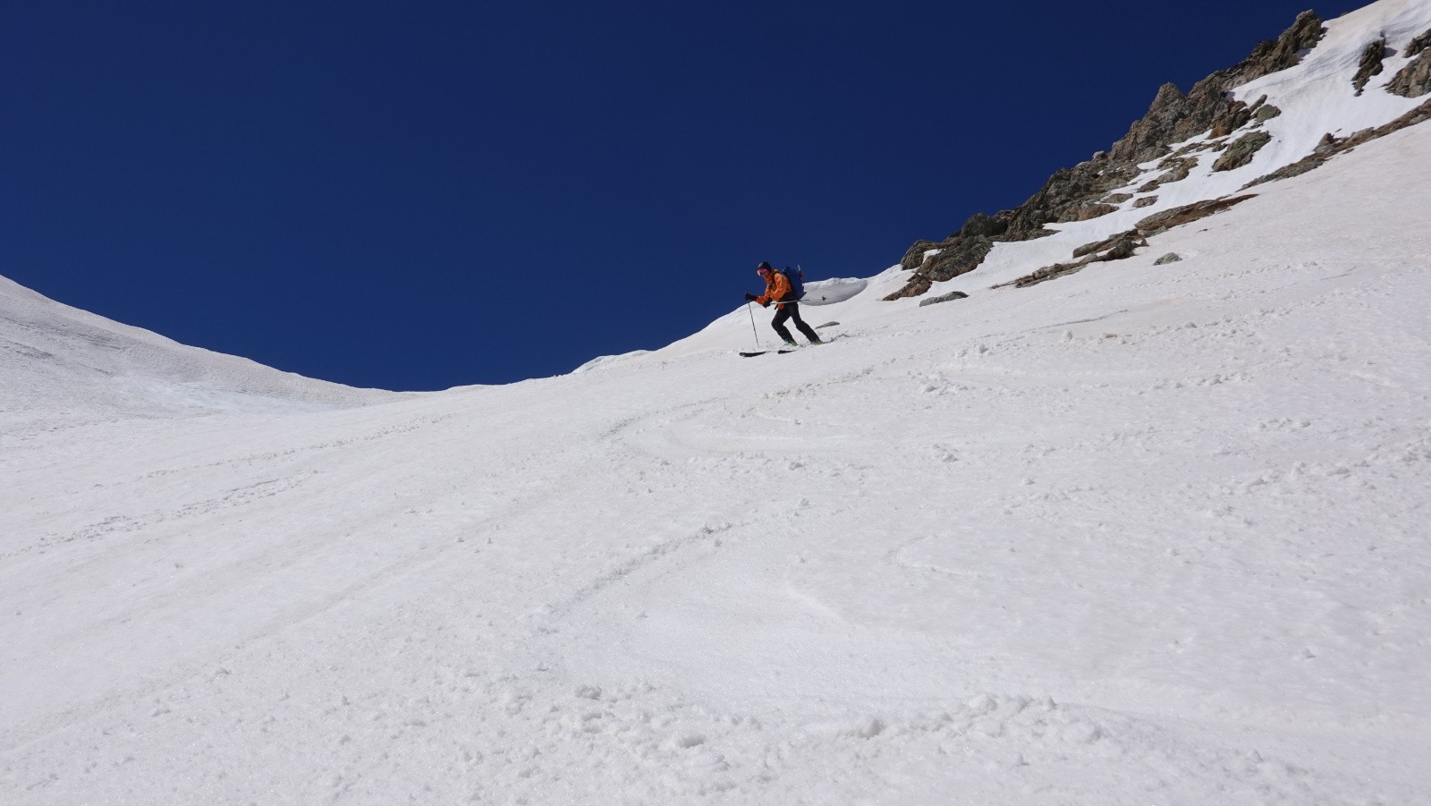 Bonne neige en versant Nord du Colle dei Morti malgré quelques zones en neige dure