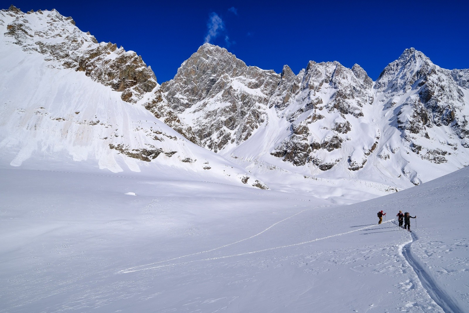 Sous les ressauts de la Momie, sur fond de Barre des Ecrins