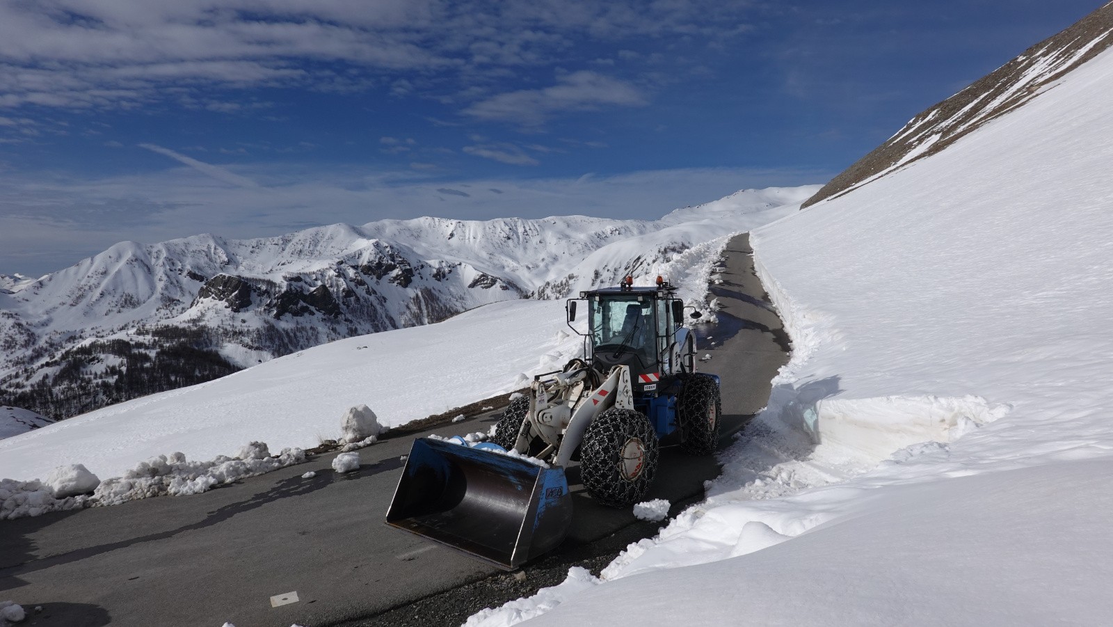 La route de la Bonette déjà déneigée mais encore fermée