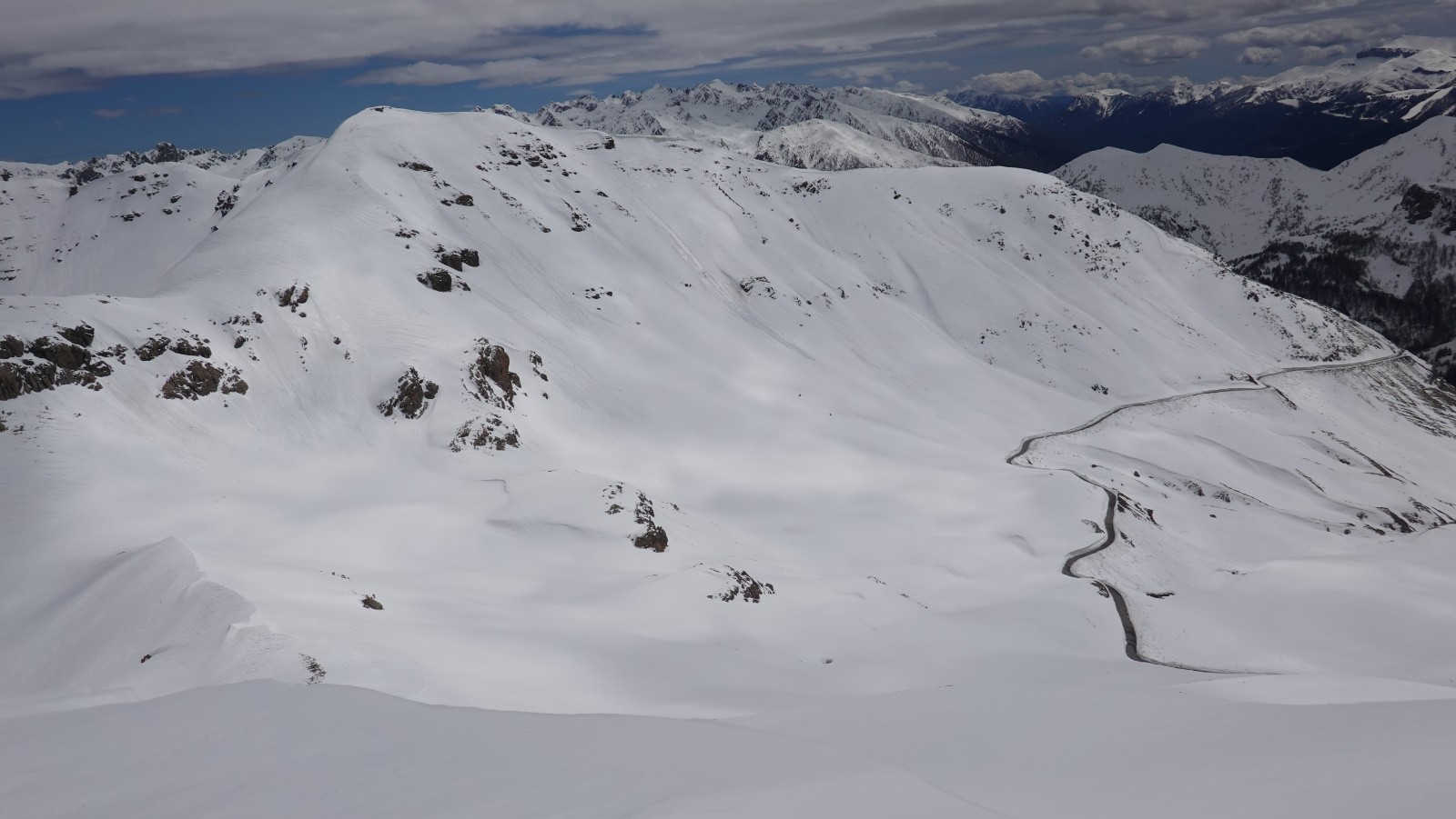 Coup d’œil dans le rétro sur la Cime de Pelousette et la route du Col de la Bonette