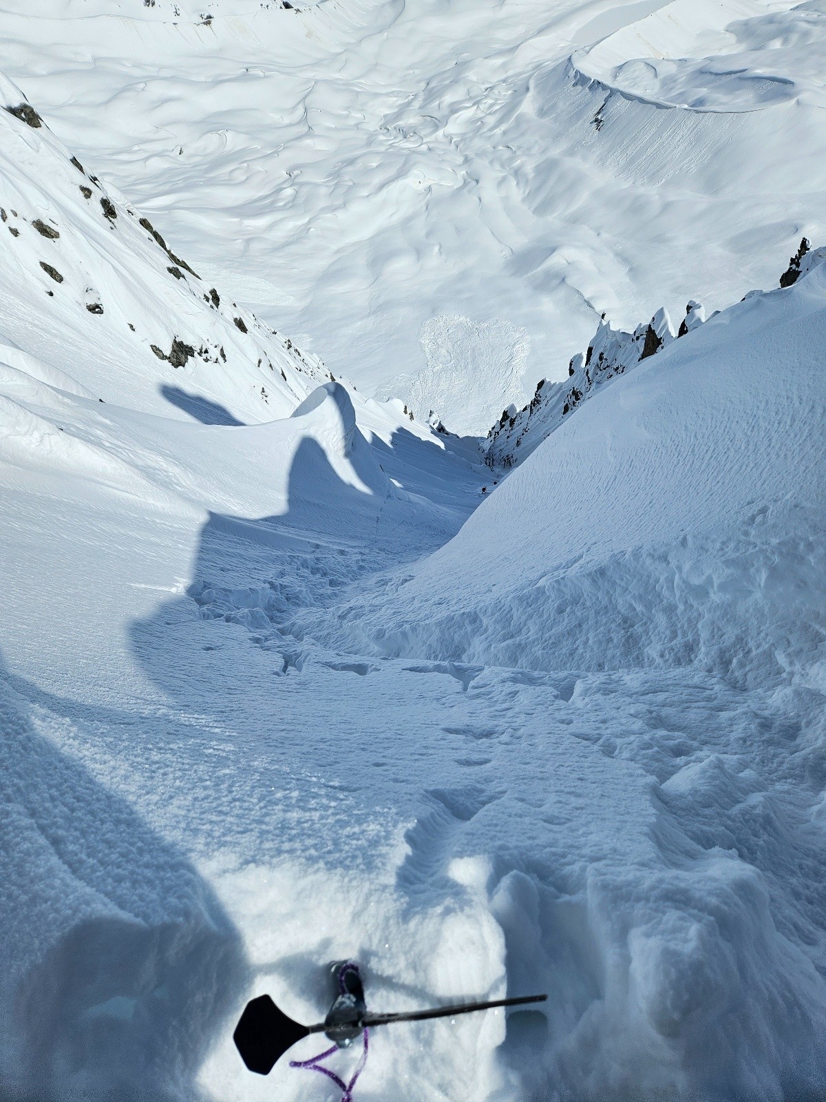 Énormément de neige en haut du couloir. Sous la corniche, j'ai profité d'une alcôve naturelle tout confort pour chausser les skis.&nbsp;&nbsp;