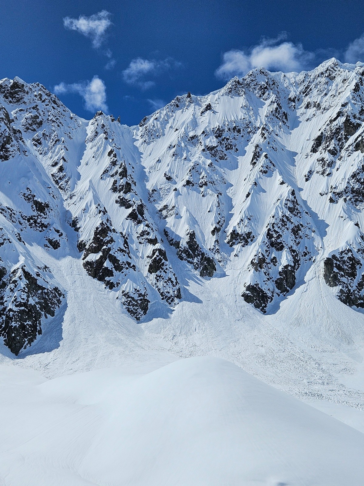 J'ai grimpé et skié le couloir rectiligne au centre sur cette photo.