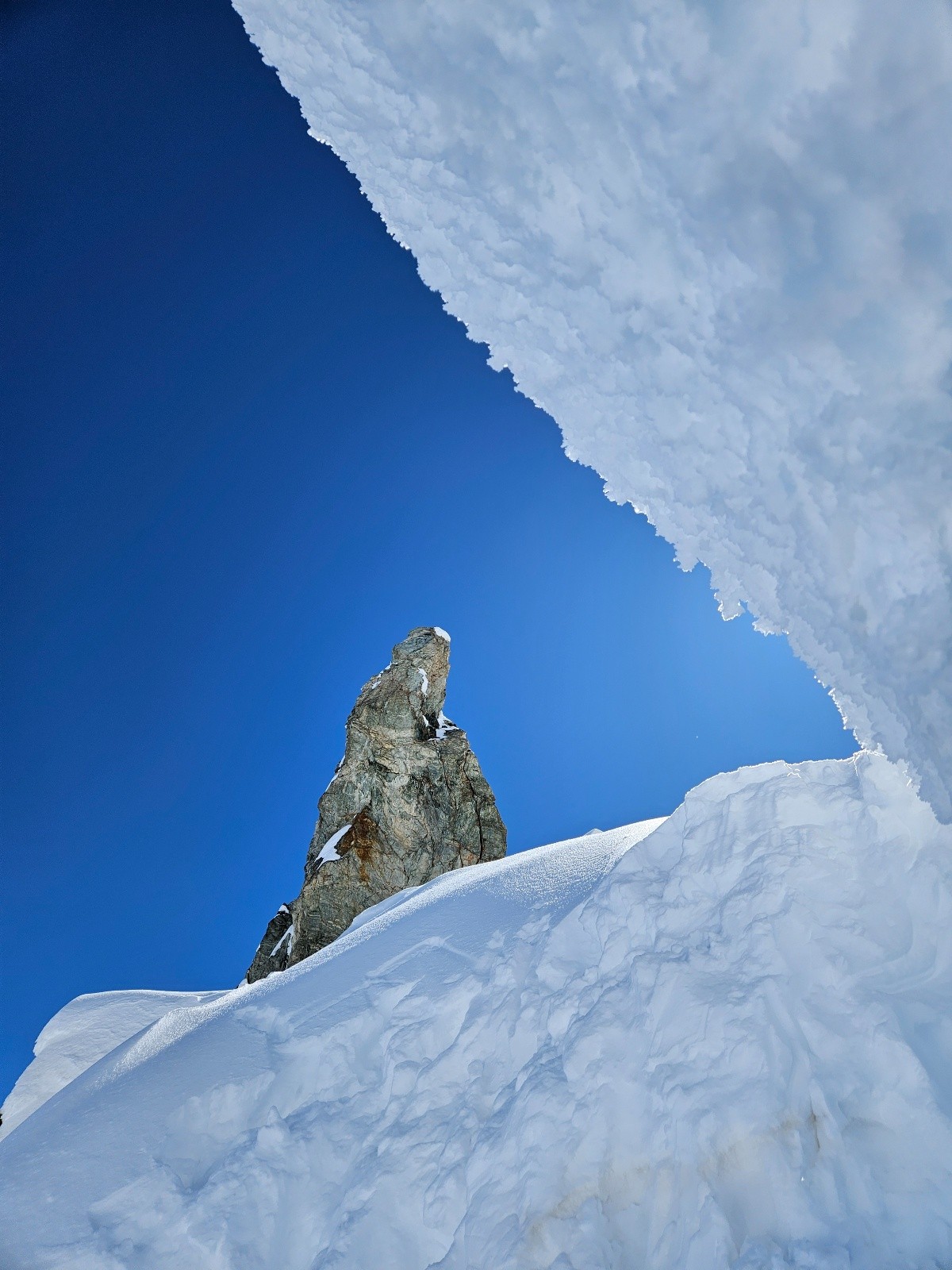 Sous la corniche sommitale. J'ai lutté 10 minutes pour atteindre le col 3 mètres au-dessus. Sans succès. Pas de fond, pas de rocher, aucun appui !