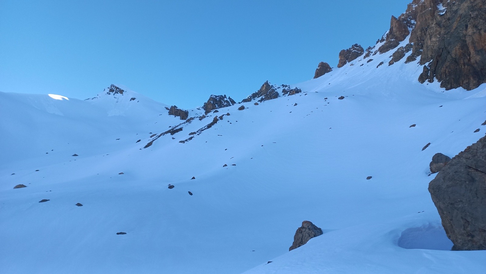 &nbsp;Pointe de la Mandette à gauche