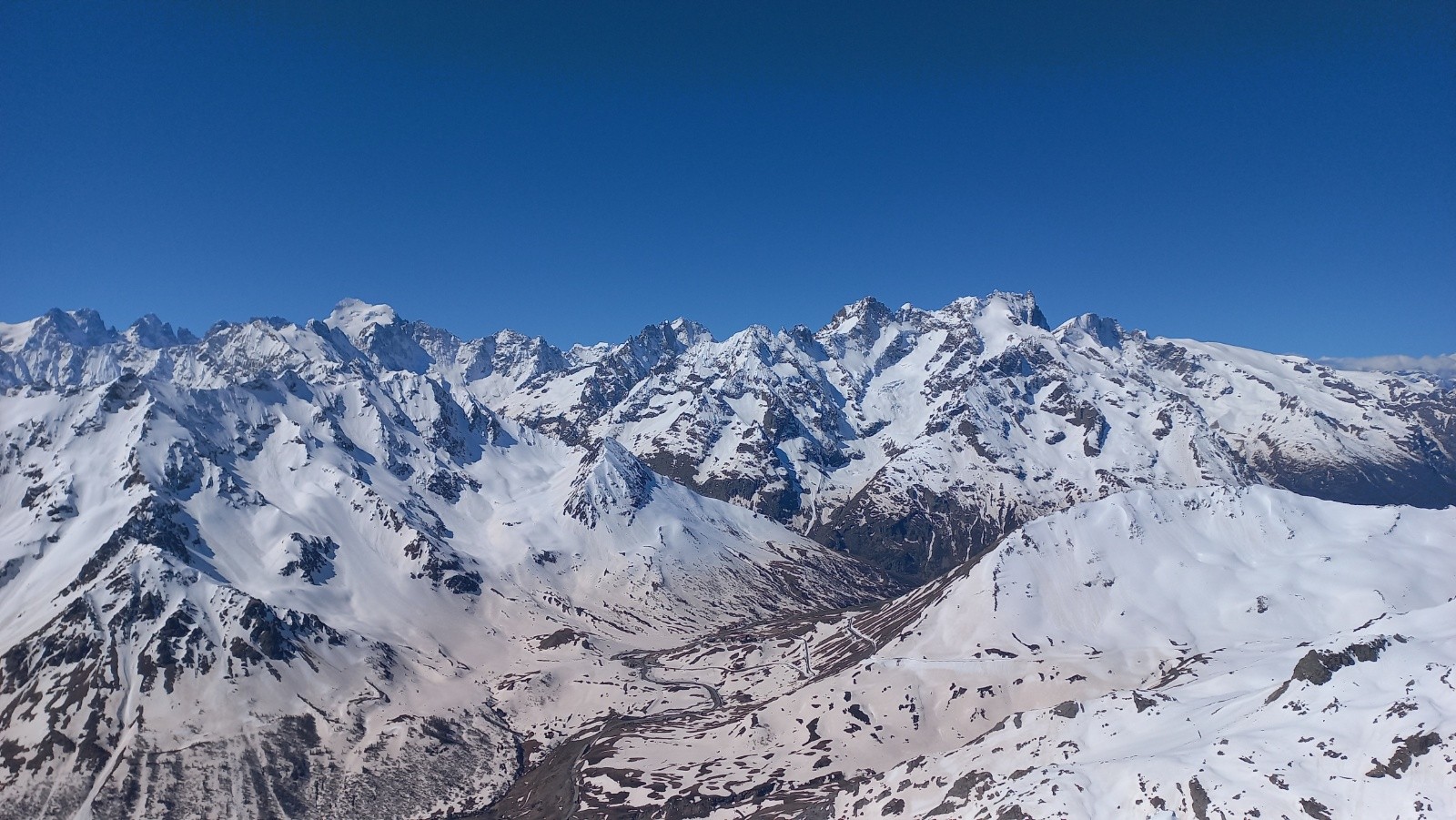 &nbsp;Col du Lautaret et son environnement (déneigement en cours sur le Galibier)
