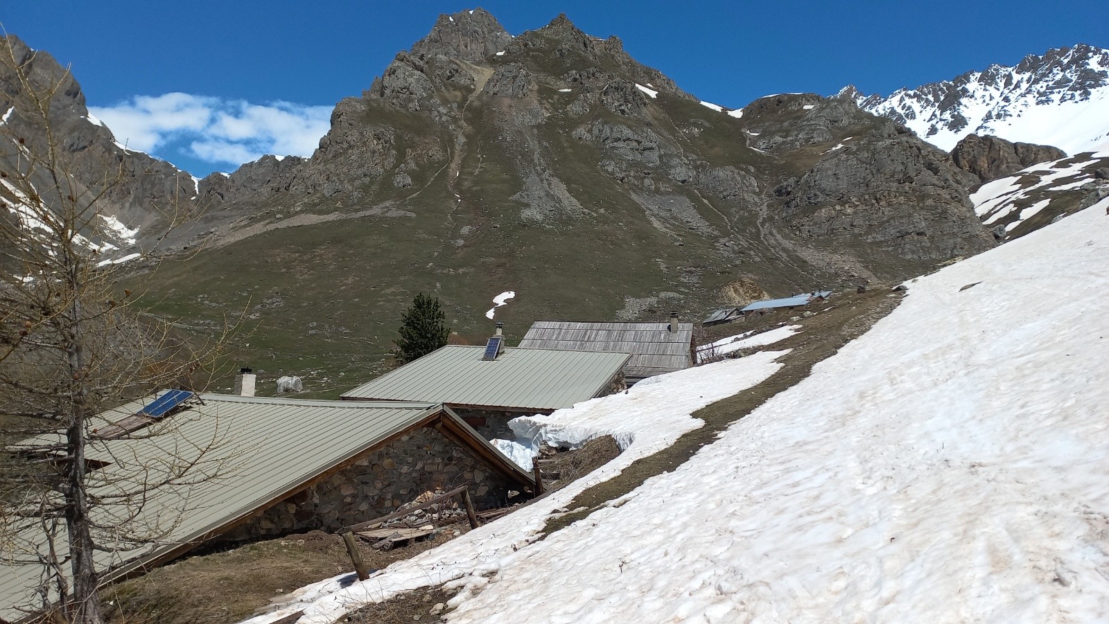 &nbsp;Fin de la langue de neige sur fond d’arrêtes de la bruyère