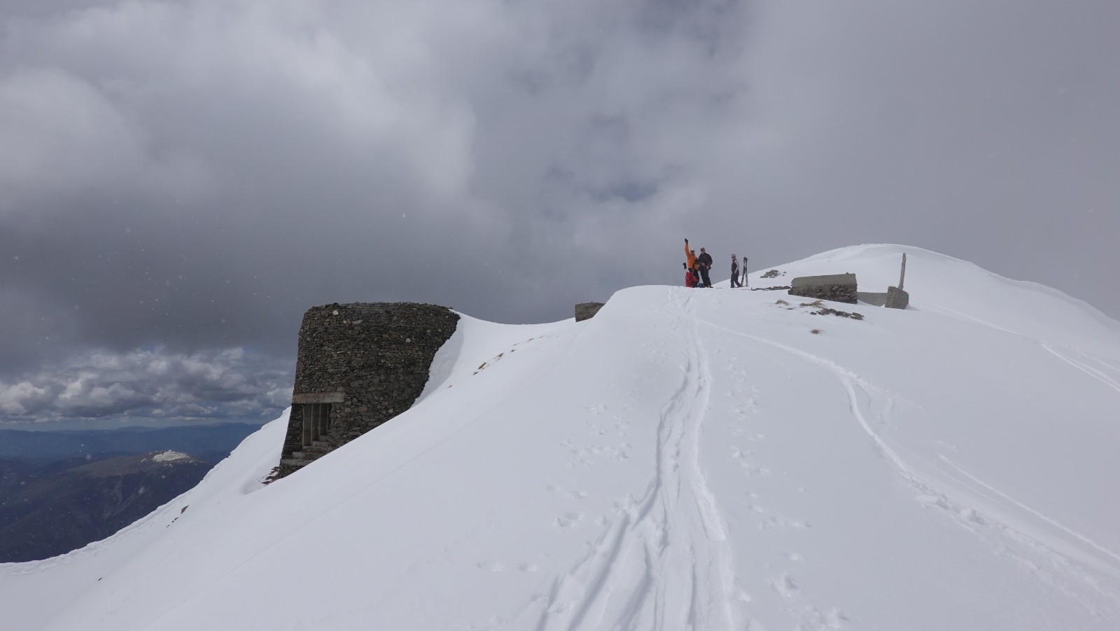 Au sommet en même temps que les nuages