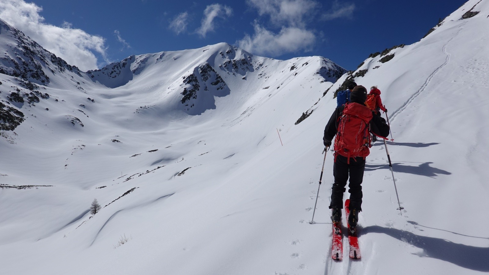 Ascension sur fond de Mont Saint-Sauveur très bien enneigé