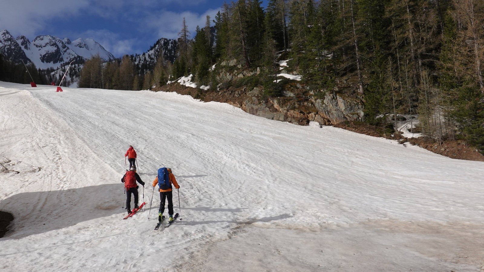 Bon enneigement au départ sous un rayon de soleil