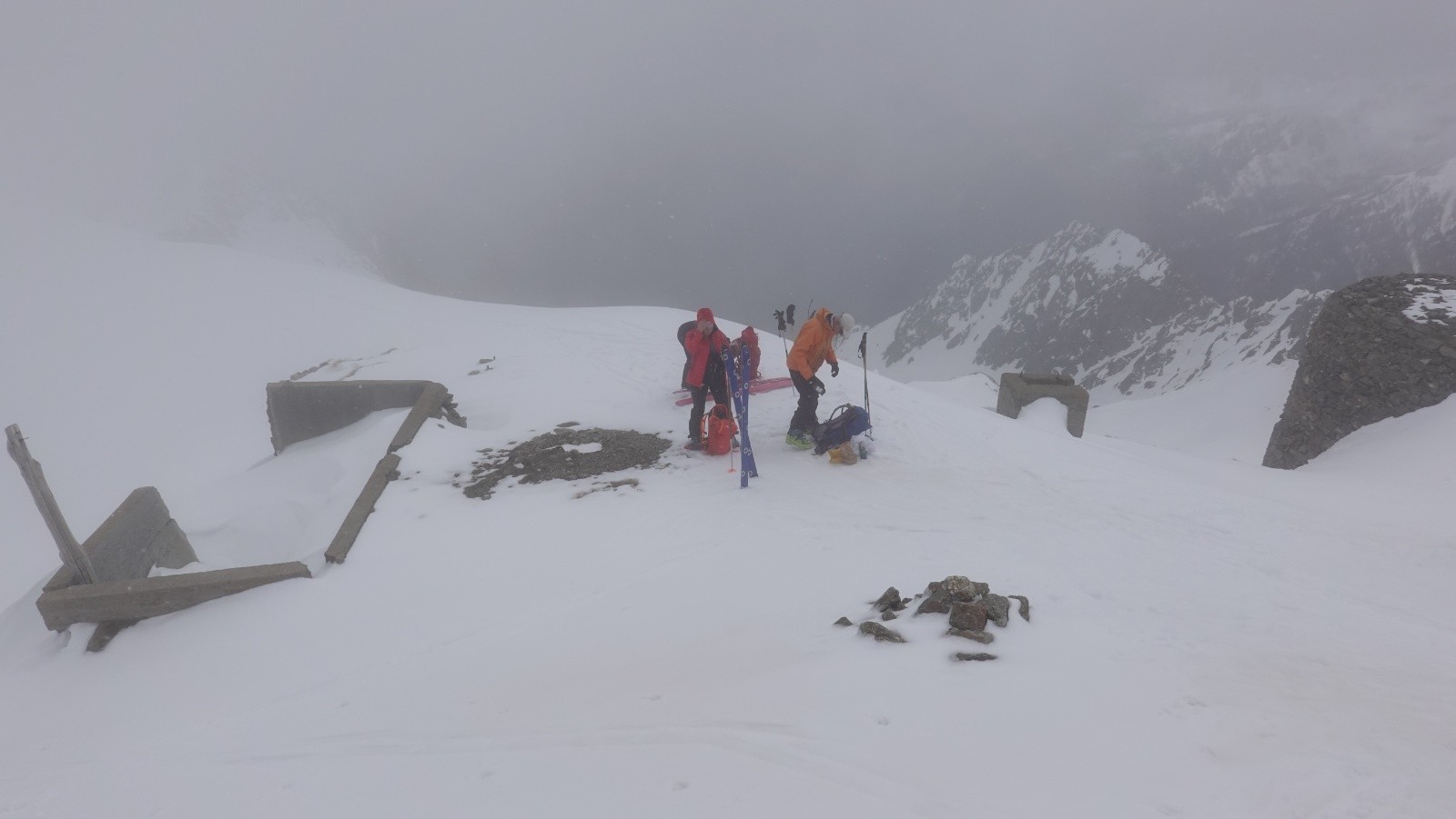 Brouillard au sommet et descente dans le jour blanc
