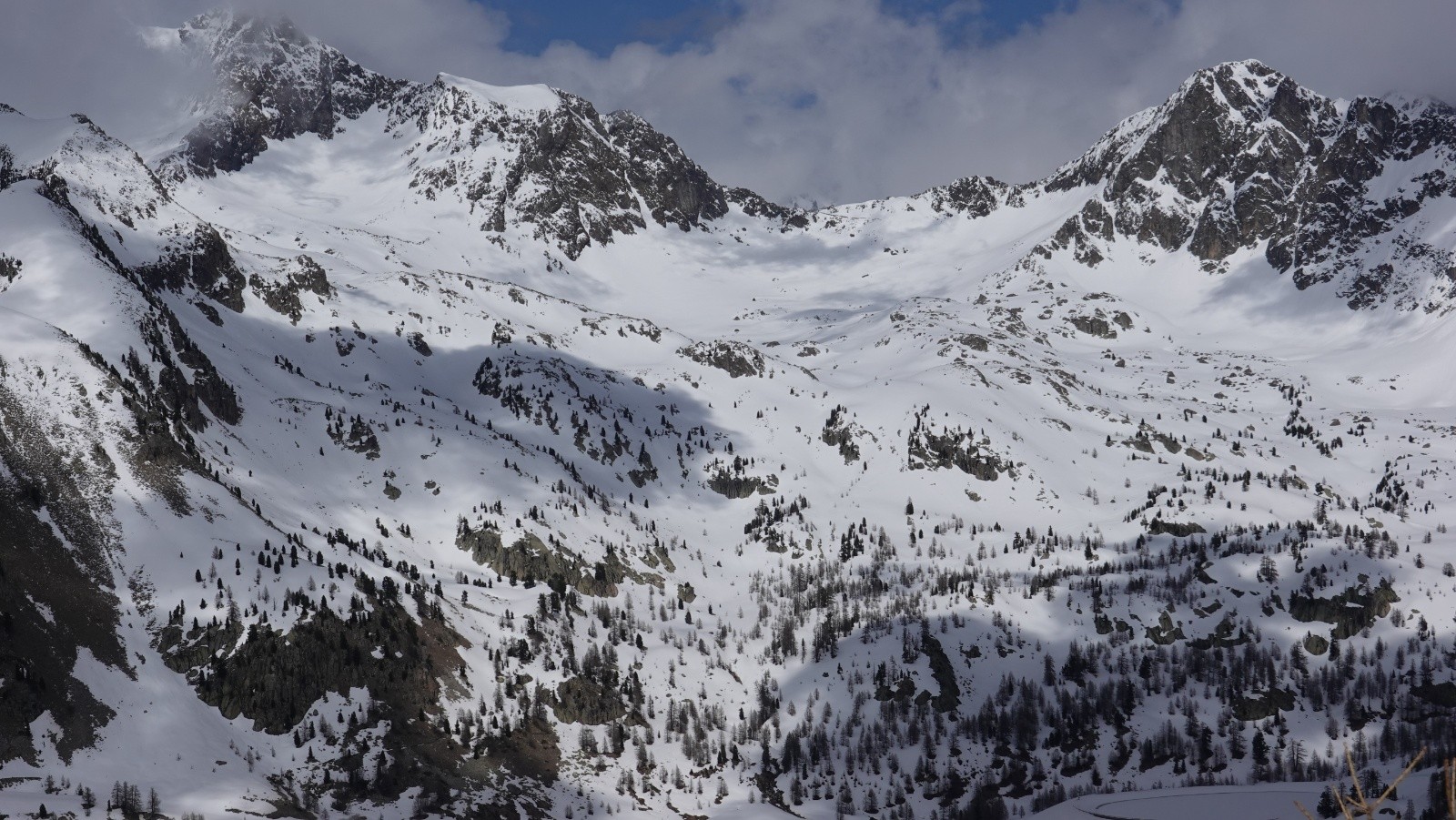Panorama sur le Mont Malinvern encore dans les nuages et la Baisse de Druos