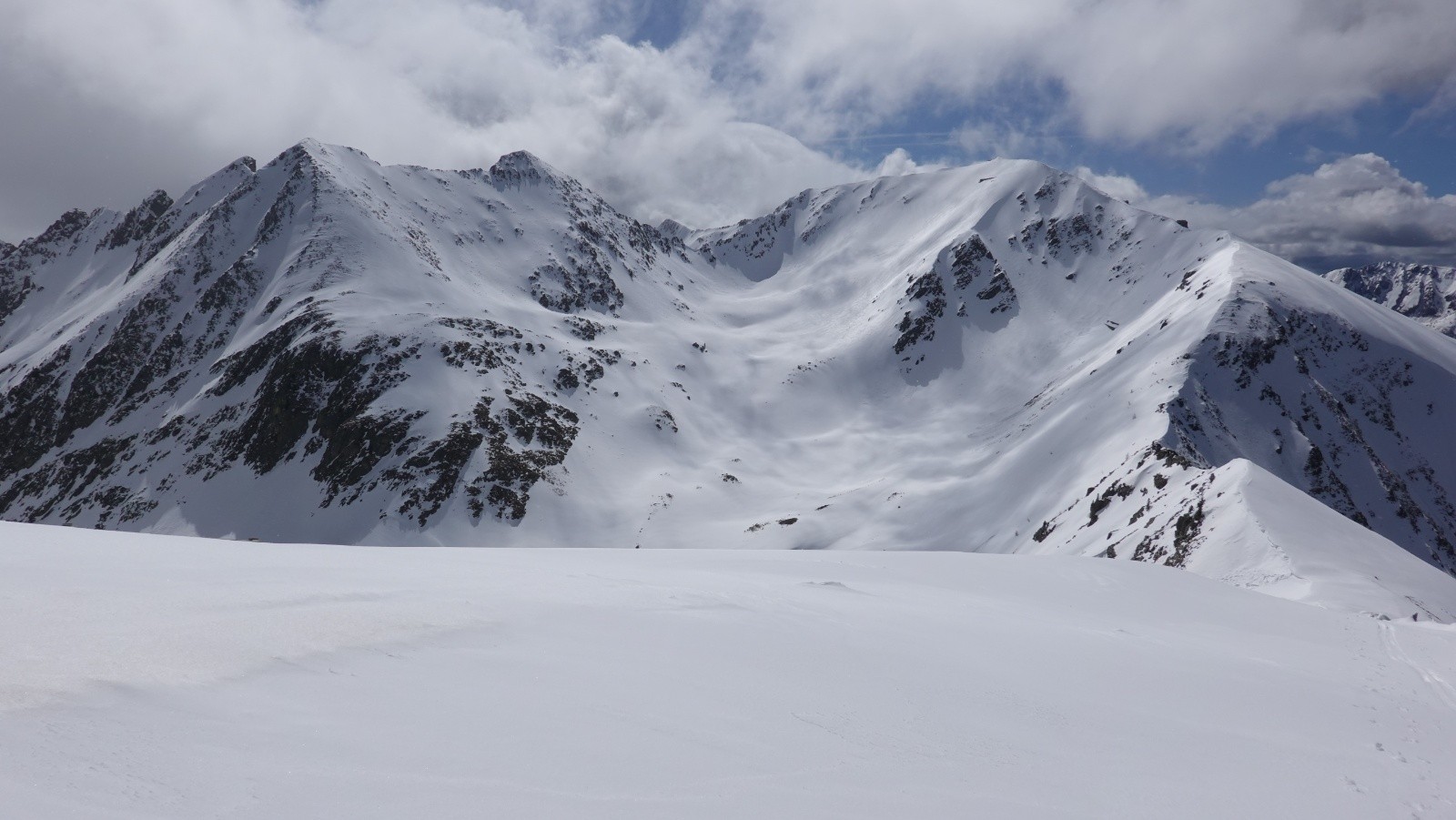 Notre prochain objectif, le Mont Saint-Sauveur sous le soleil