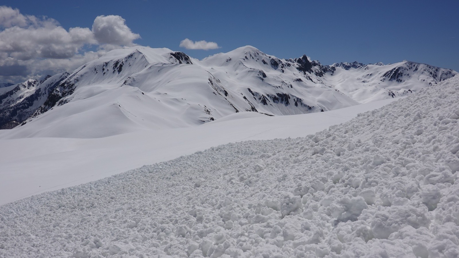 Vue latérale de la coulée sur fond de Pel Brun et de Mont Aiga