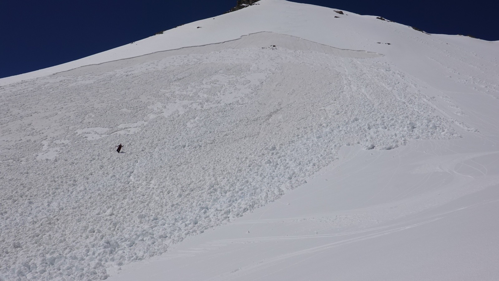 Valérie à la recherche du matériel de Jean-Marie