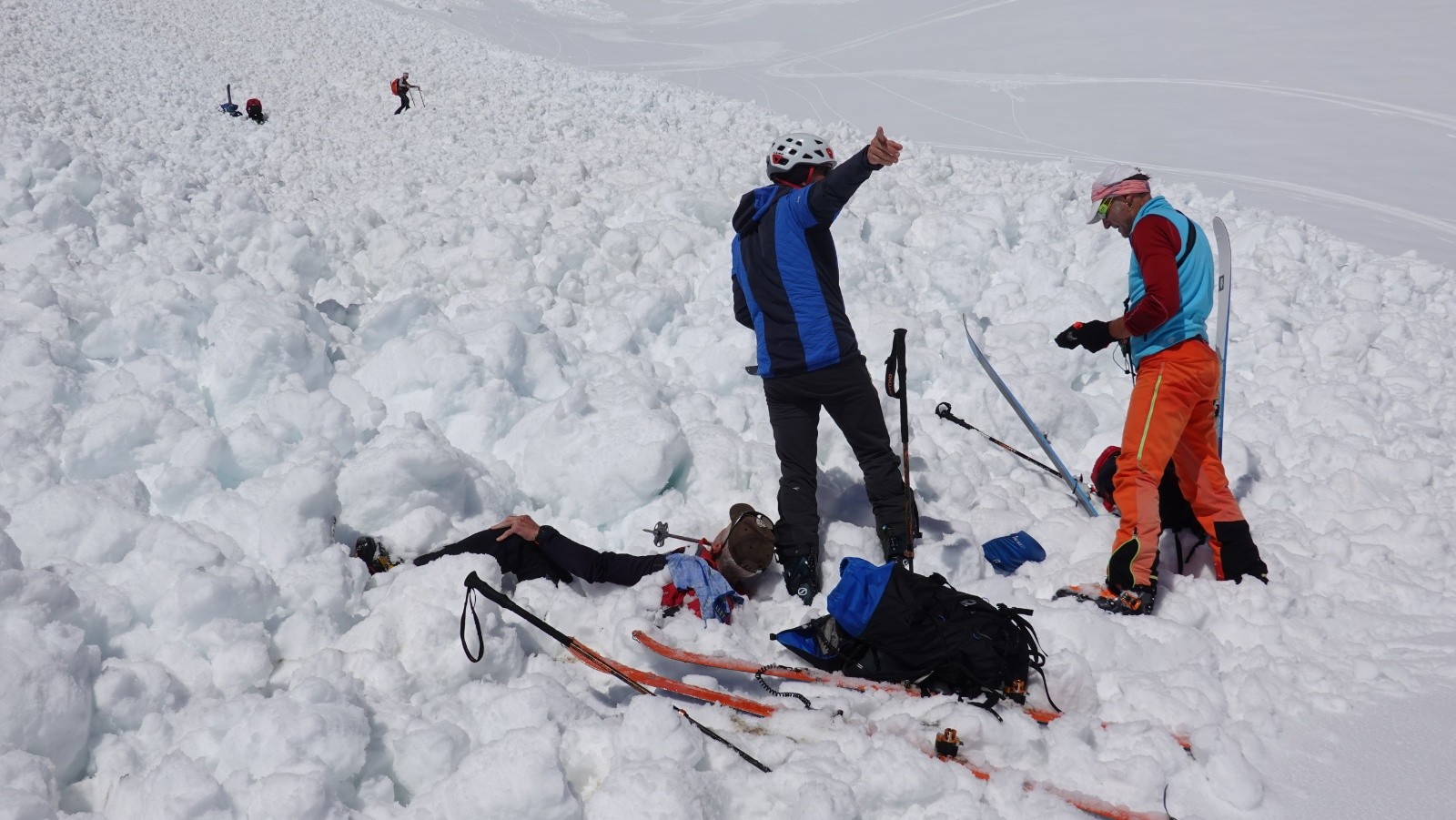 Eric et le skieur ayant déclenché l'avalanche au secours de Jean-Marie ne pouvant pas bouger pris dans cette neige humide compacte
