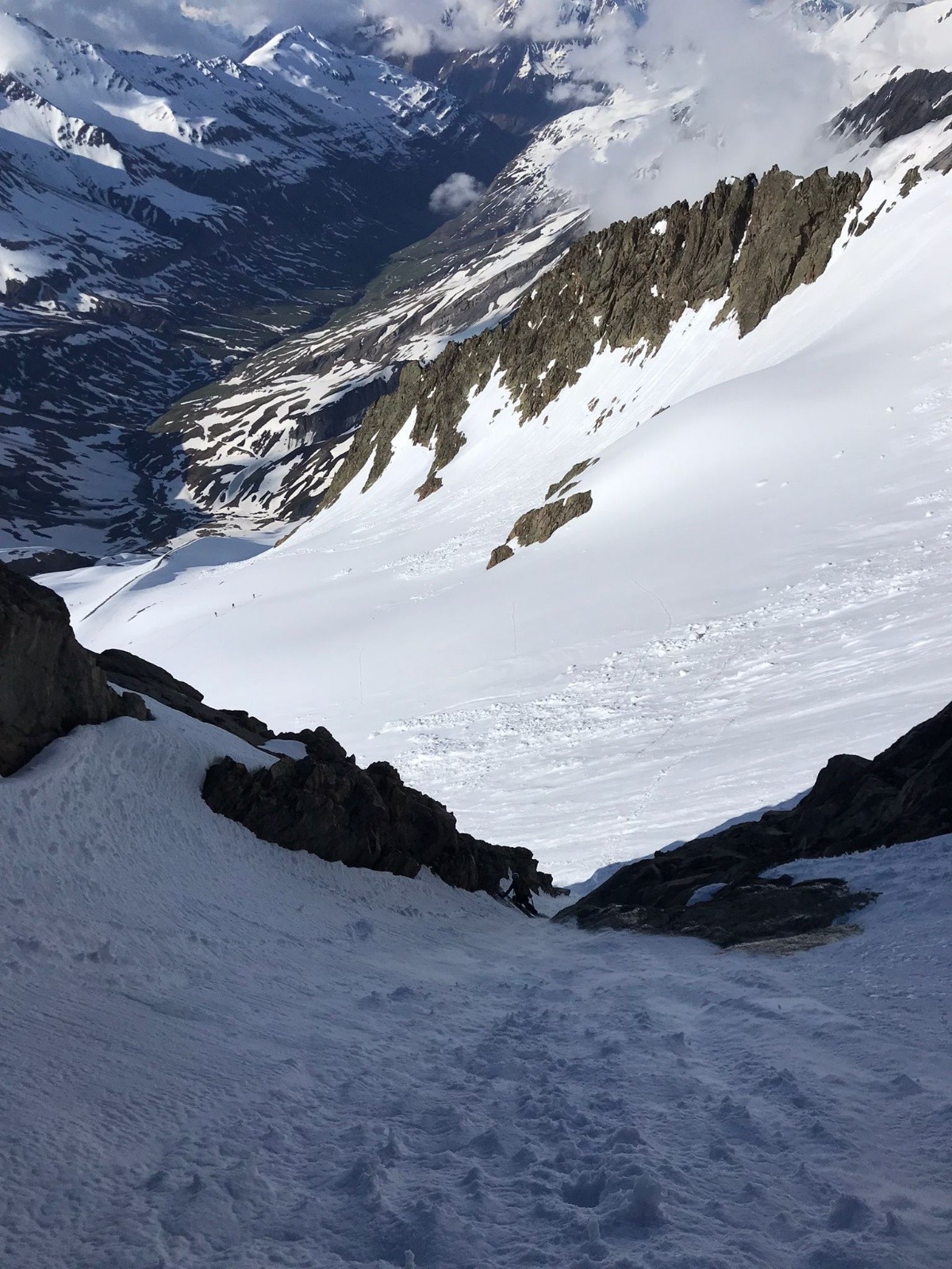  Descente du col des glaciers : neige dure et entonnoir juste assez large pour les skis 