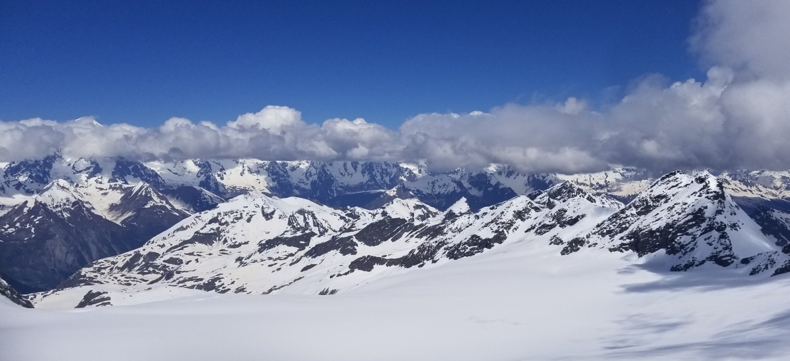 Massif du Mont-blanc caché par les cumulus