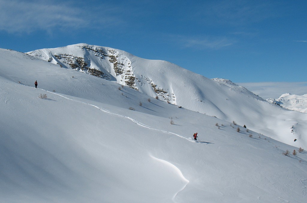 Ski devant le Mont Orel
