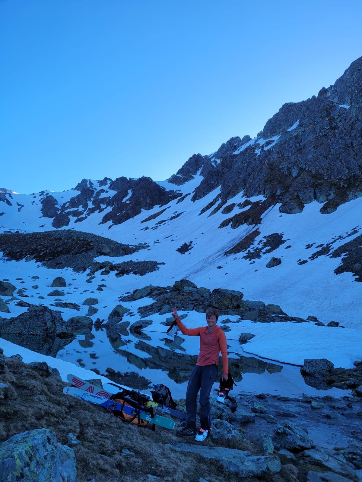 Aux lacs du Vénetier, on chausse direct les crampons 