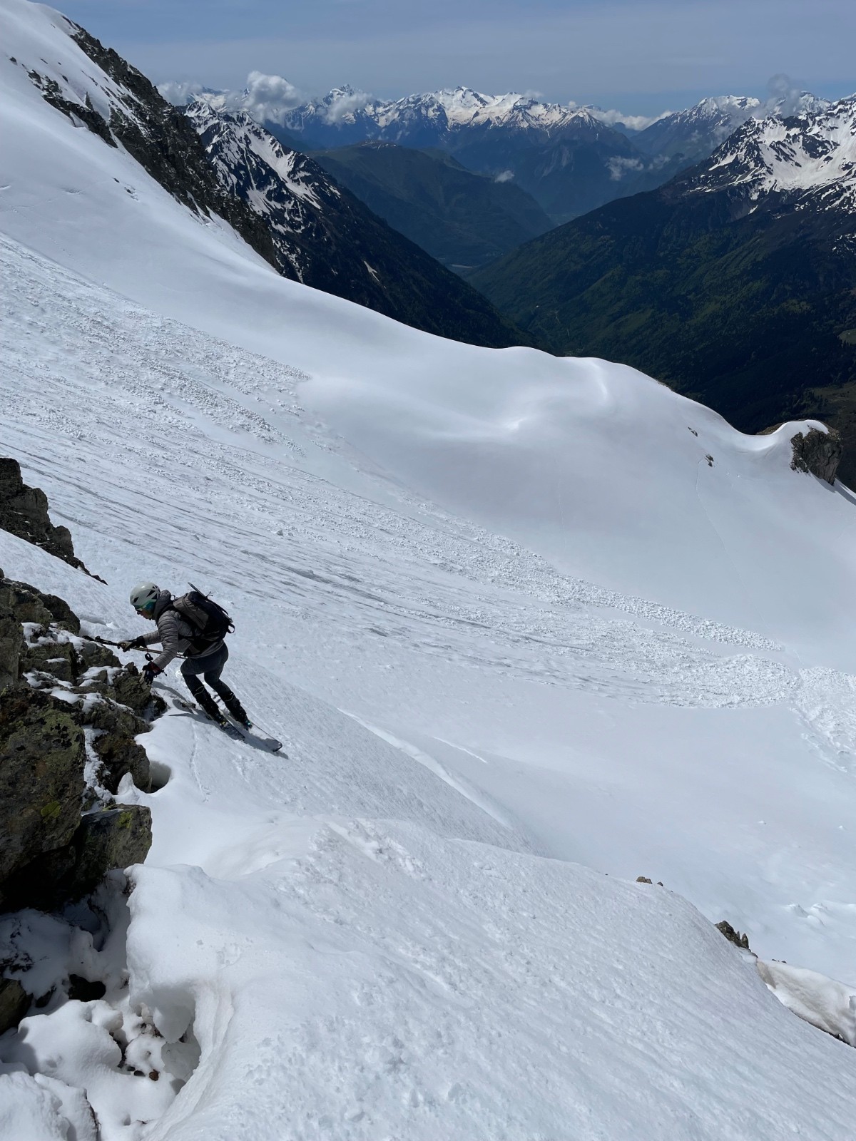 Claire en posture délicate au dessus de la rimaye 