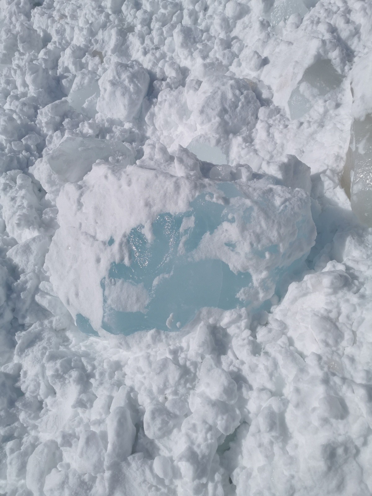 &nbsp;Un beau bloc de glace bleue