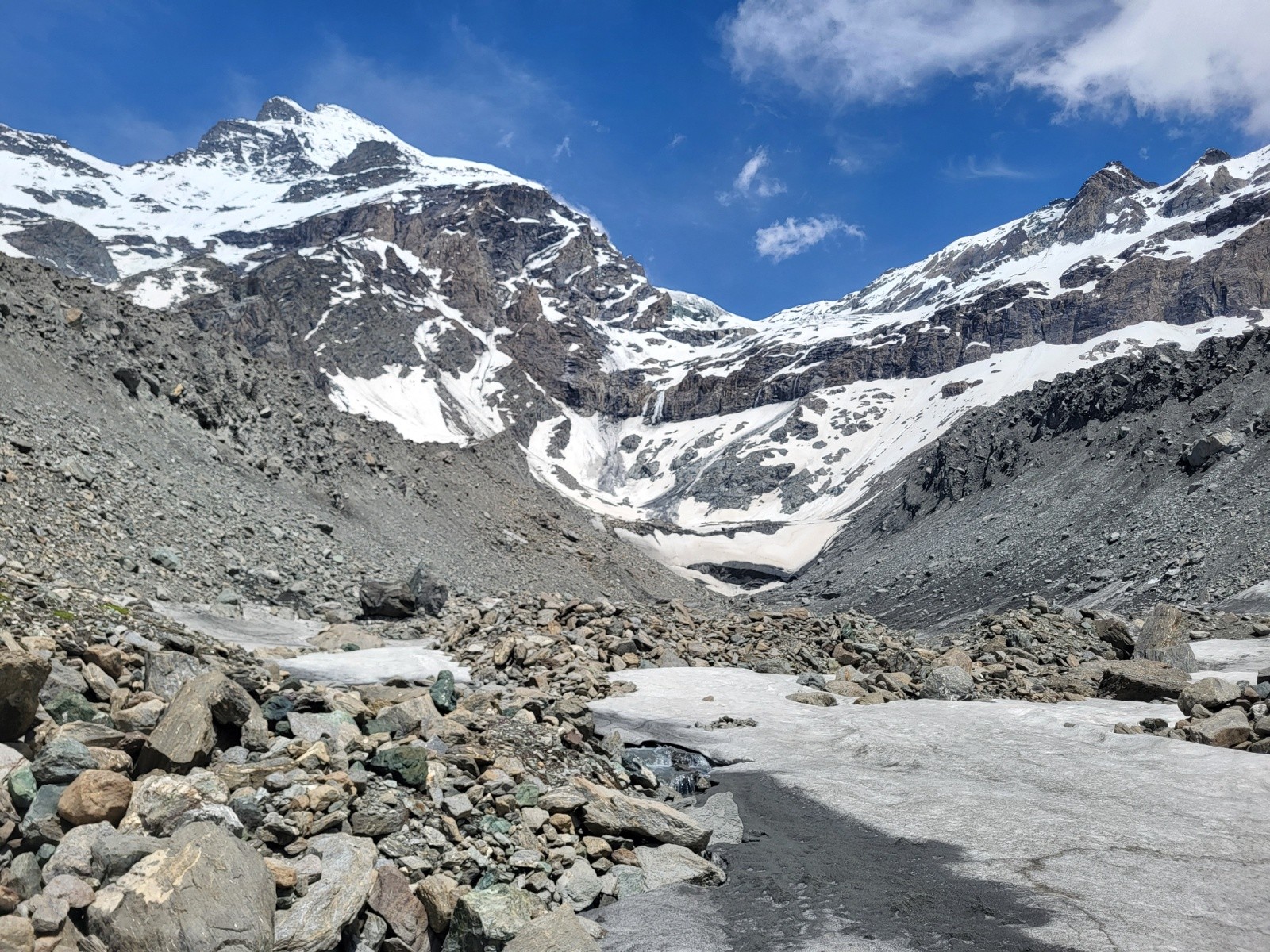Glacier inférieur du Sonadon et ses moraines de pierres précieuses 