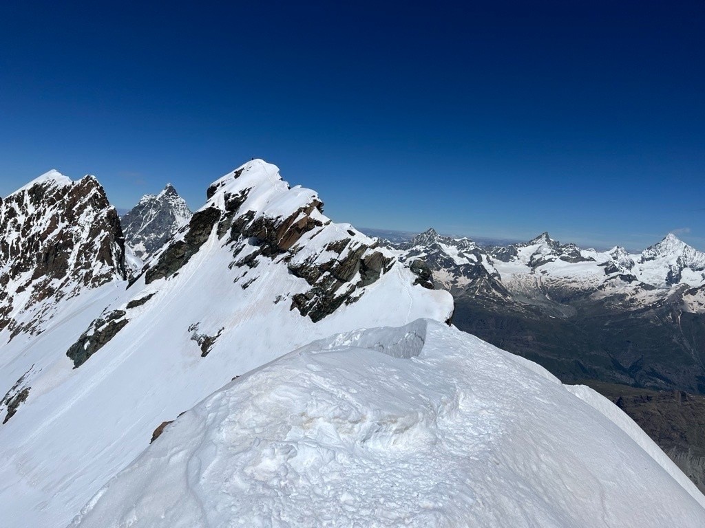 Sommet du Gendarme 4106m, vue sur Breithornzwillinge au milieu