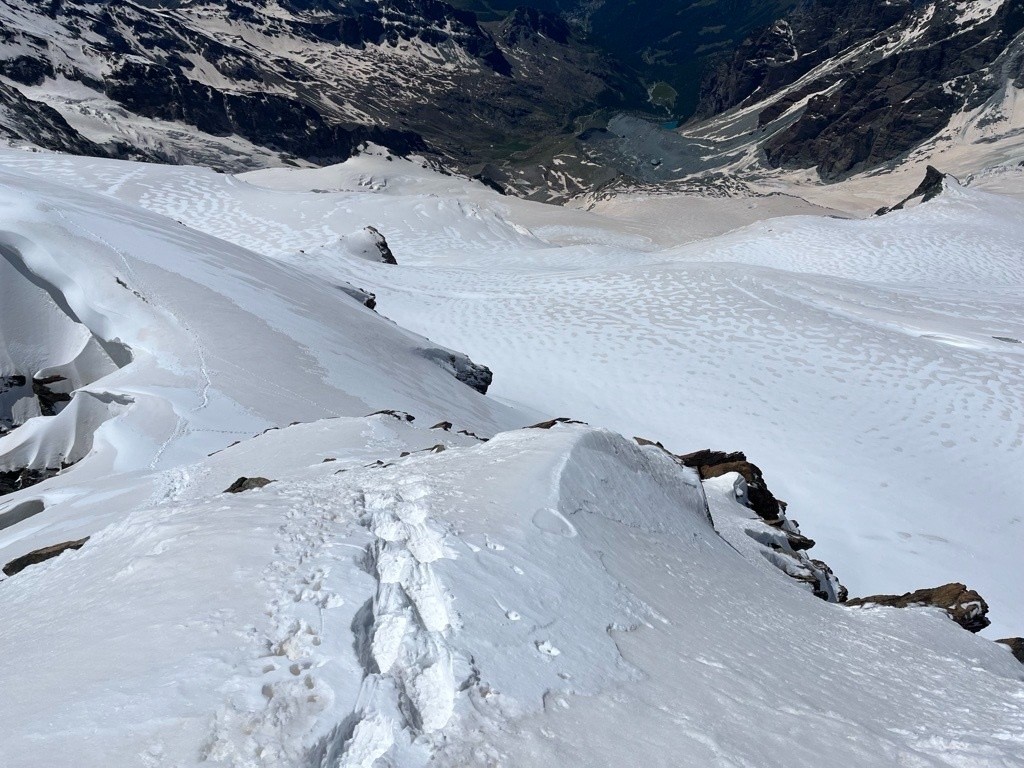 Descente soit à droite (nettement plus expo), soit au milieu, à gauche plus bas ça passe pas