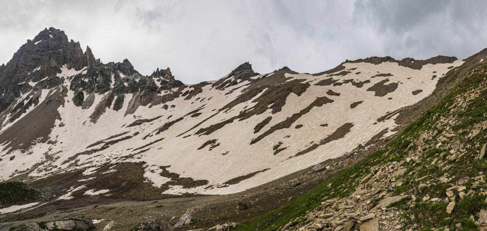 Le champ de neige bien parcouru 
