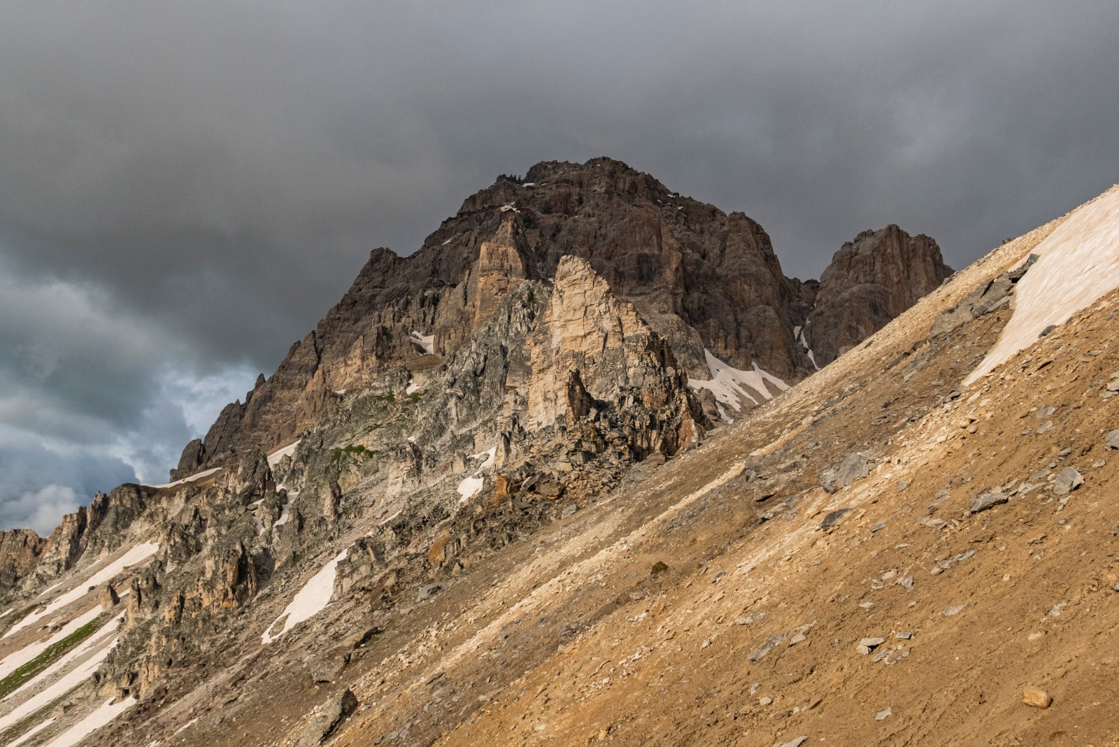 Arrivée à droite du col en montant, belle fenêtre sur le Grand Galibier 