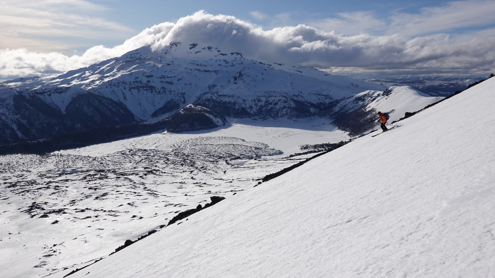 Ski grand large en bonne neige sur fond de volcan Tolhuaca