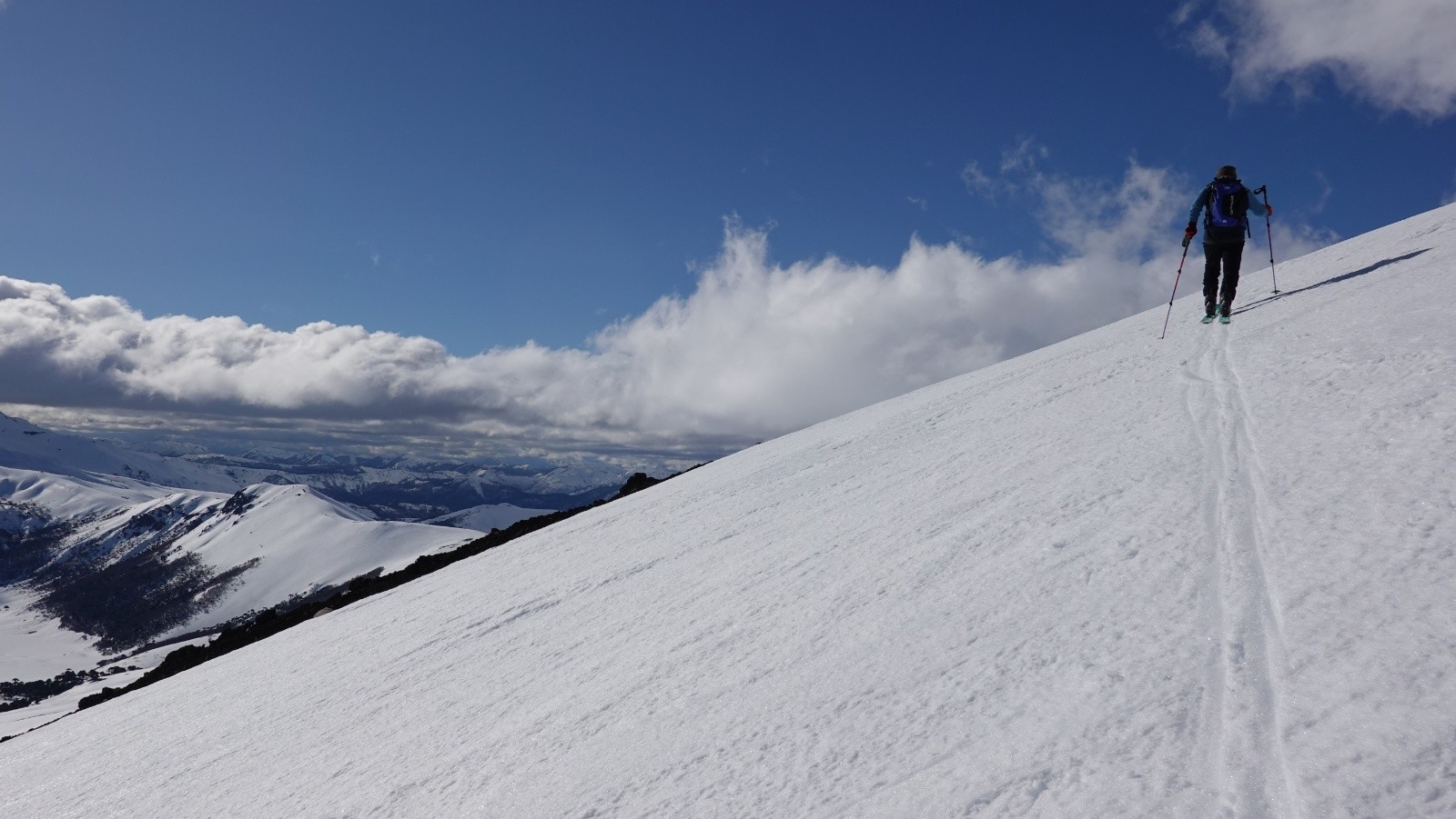 Progression sur fond de Paso Lonquimay sur la gauche