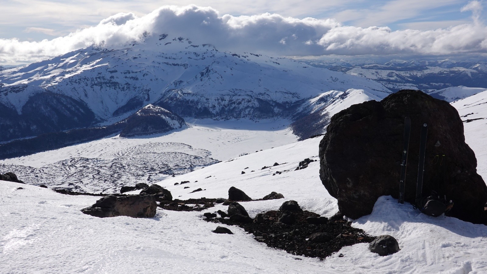 Dépeautage à 2280m à l'abri de ce bloc de lave sur fond de volcan Tolhuaca