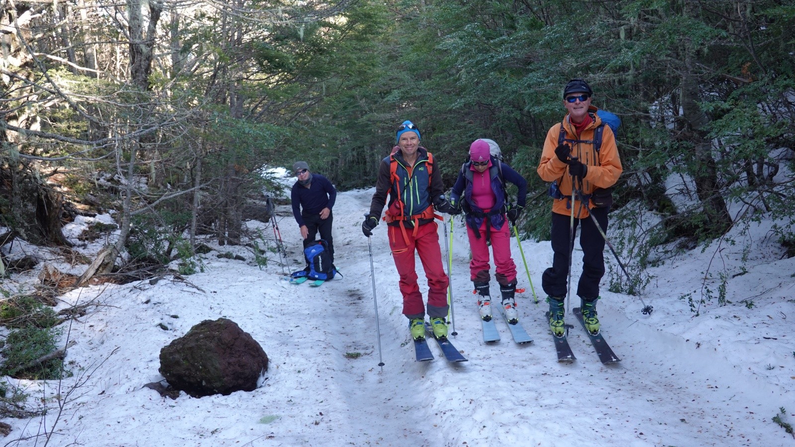 Nous chaussons sur la piste de la Laguna Blanca