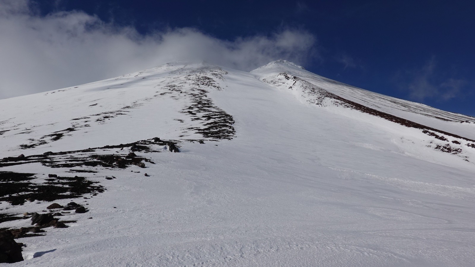 Au niveau du replat, la pente terminale assez régulière menant au cratère du volcan Lonquimay