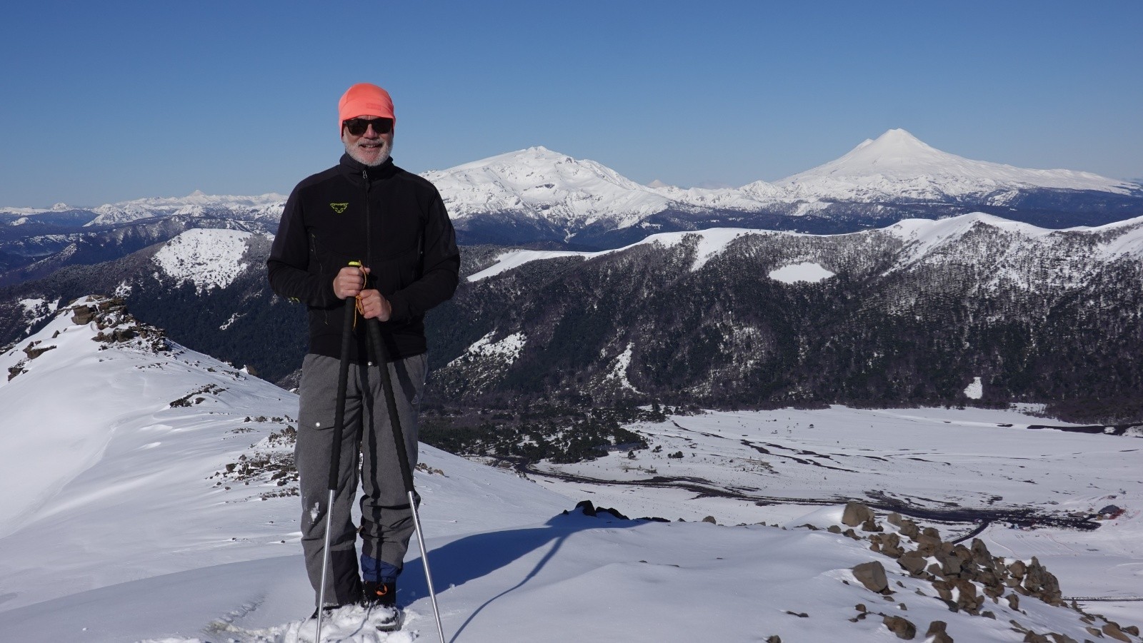 Didier au sommet du Cerro Cautin sur fond de Sierra Nevada et volcan Llaima