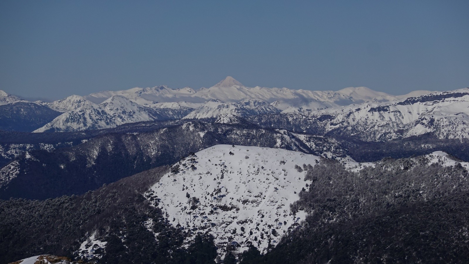 Panorama sur le volcan Lanin frontalier entre le chili et l'Argentine pris au téléobjectif