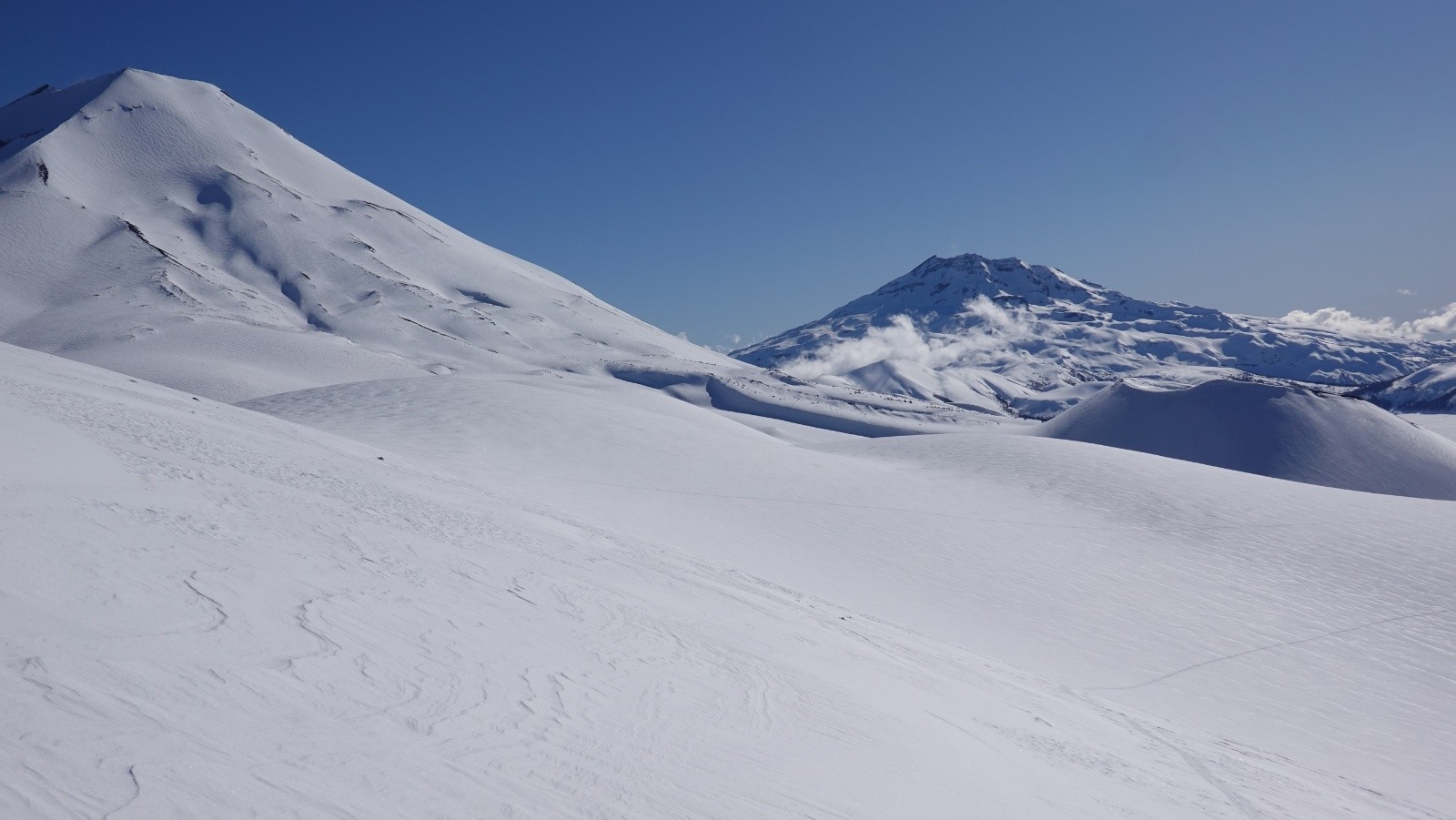 Panorama sur les volcans Lonquimay et Tolhuaca