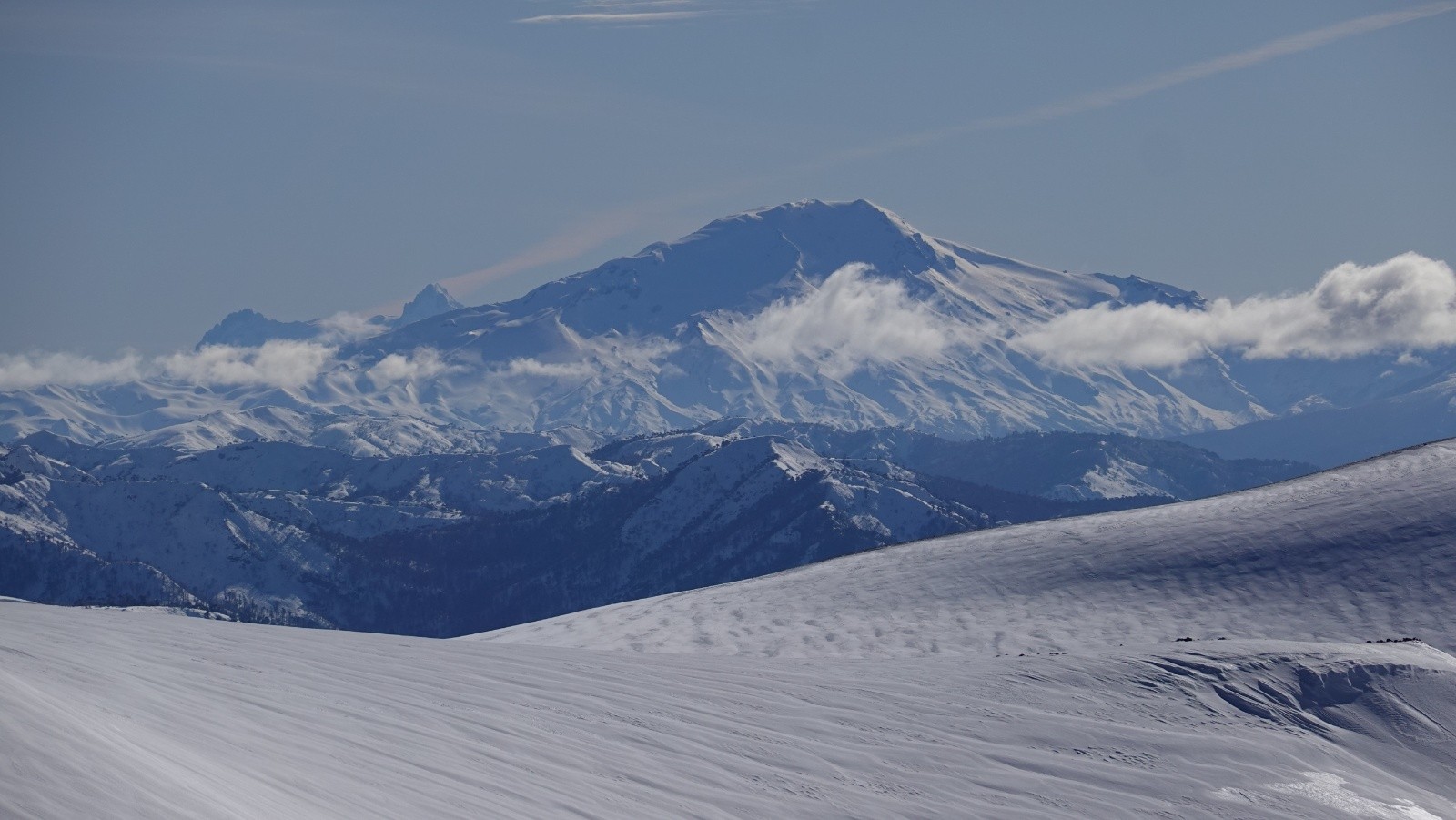 Panorama pris au téléobjectif vers le Nord sur la Sierra Velluda et le volcan Callaqui